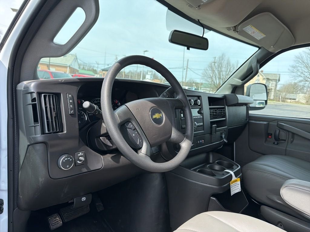 2025 Chevrolet Express Cutaway 3500 1WT