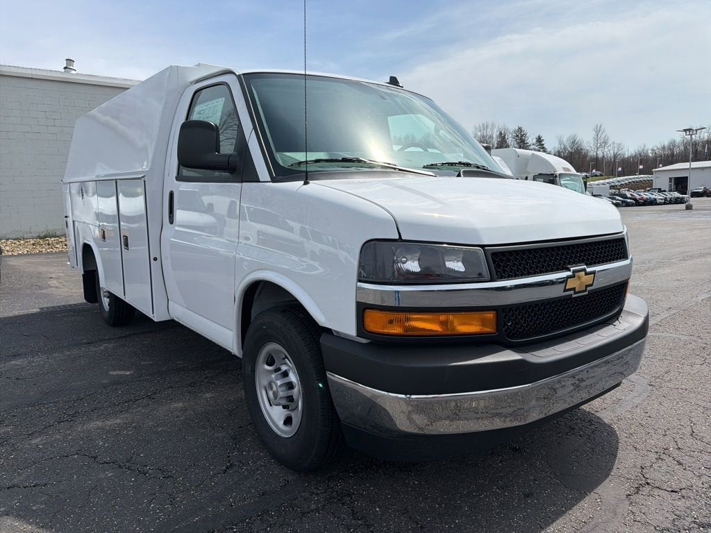 2025 Chevrolet Express Cutaway 3500 1WT