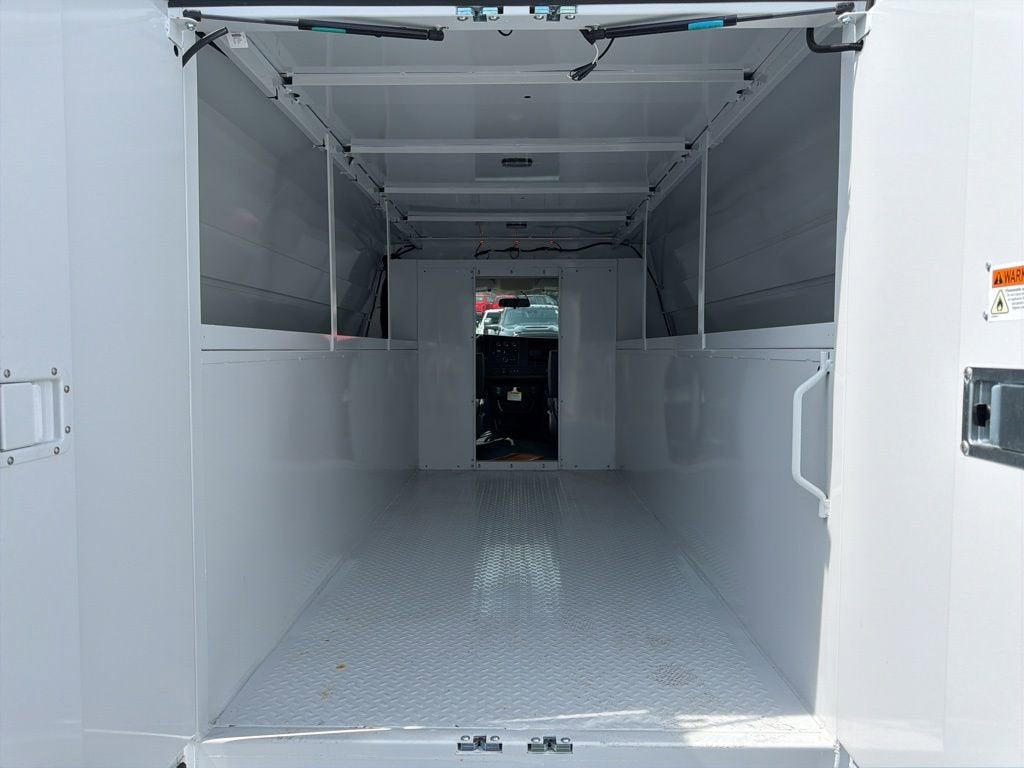 2025 Chevrolet Express Cutaway 3500 1WT