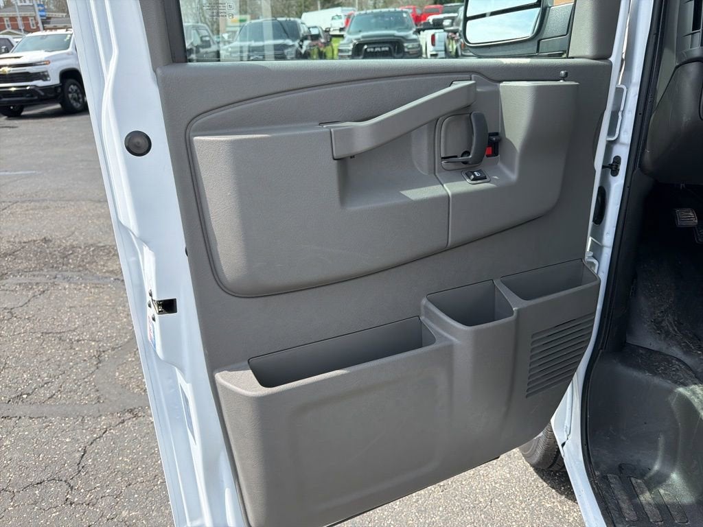 2025 Chevrolet Express Cutaway 3500 1WT