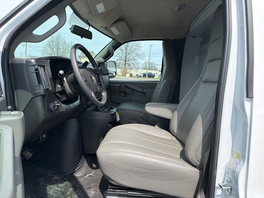 2025 Chevrolet Express Cutaway 3500 1WT