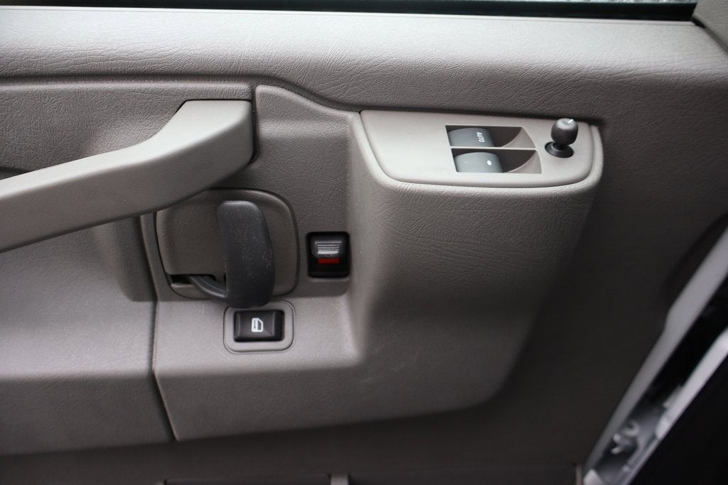 2025 Chevrolet Express Cutaway 3500 1WT