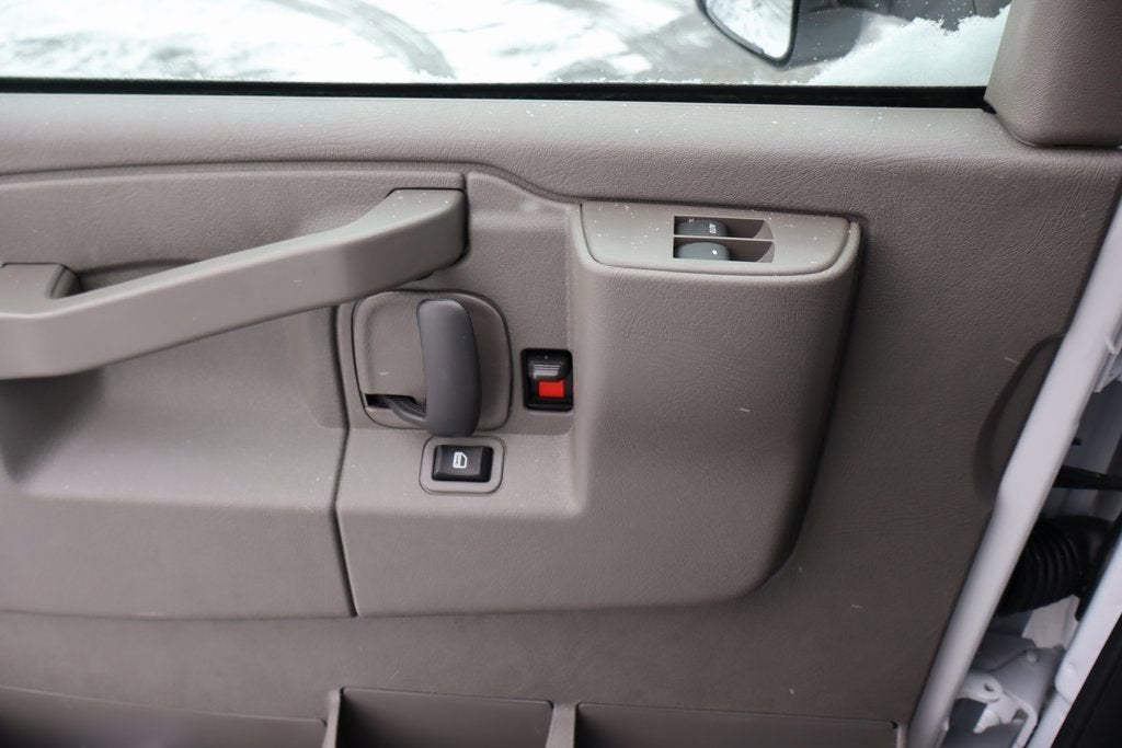 2025 Chevrolet Express Cutaway 3500 1WT