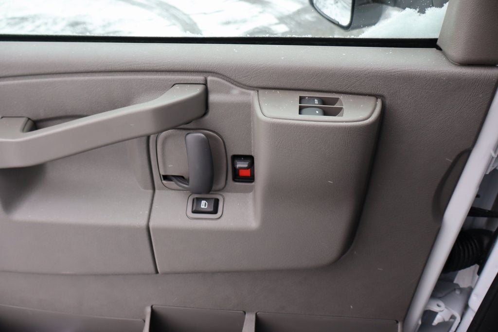 2025 Chevrolet Express Cutaway 3500 1WT