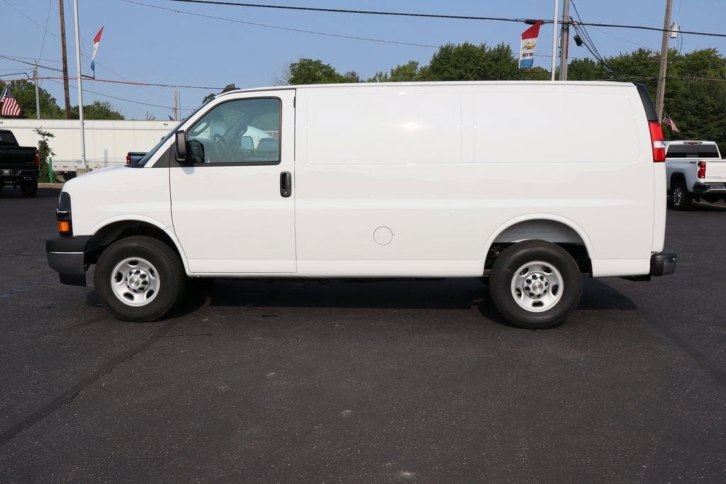 2025 Chevrolet Express Cargo WT