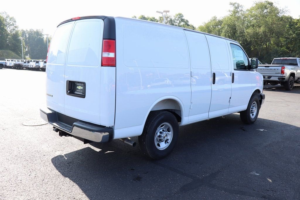 2025 Chevrolet Express Cargo WT