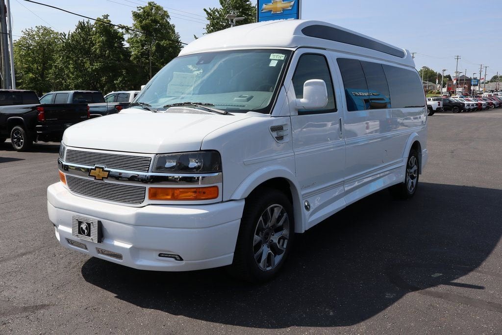2025 Chevrolet Express Cargo WT