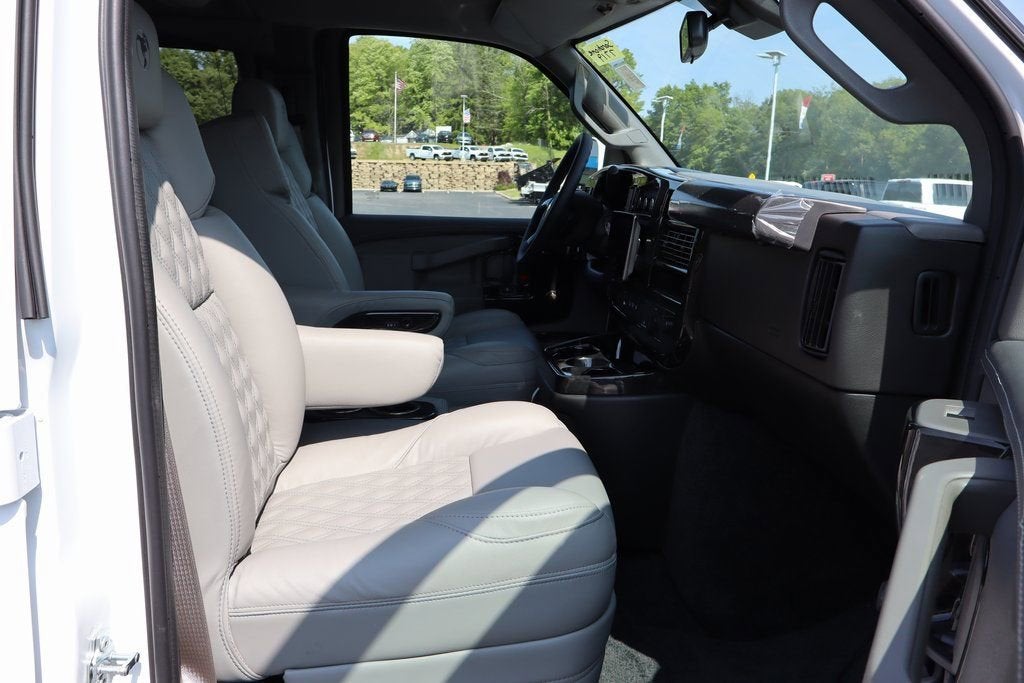 2025 Chevrolet Express Cargo WT