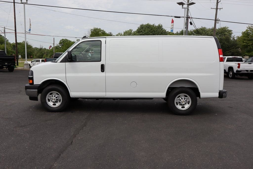 2025 Chevrolet Express Cargo WT