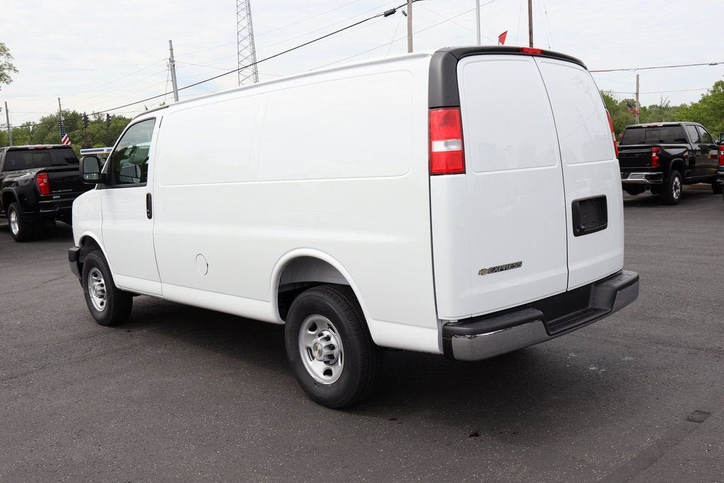 2025 Chevrolet Express Cargo WT
