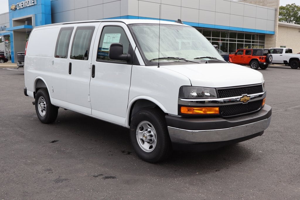 2025 Chevrolet Express Cargo 3500 WT