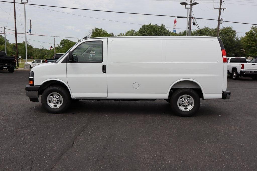 2025 Chevrolet Express Cargo WT