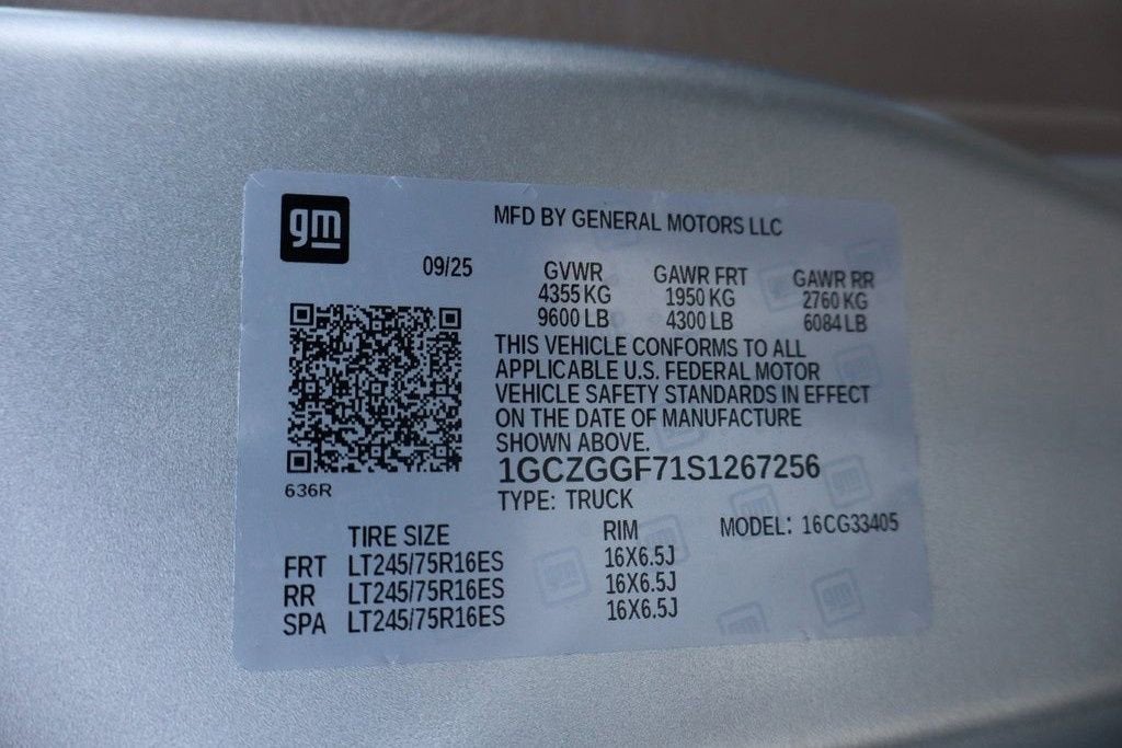 2025 Chevrolet Express Cargo WT