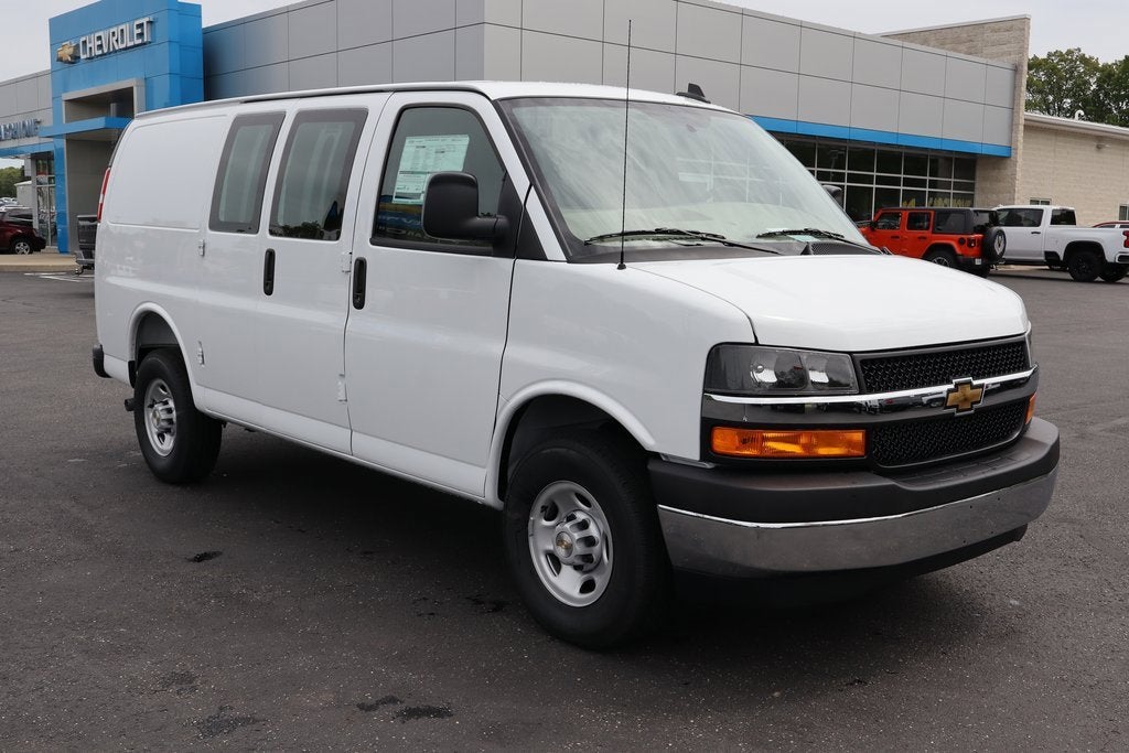 2025 Chevrolet Express Cargo 3500 WT