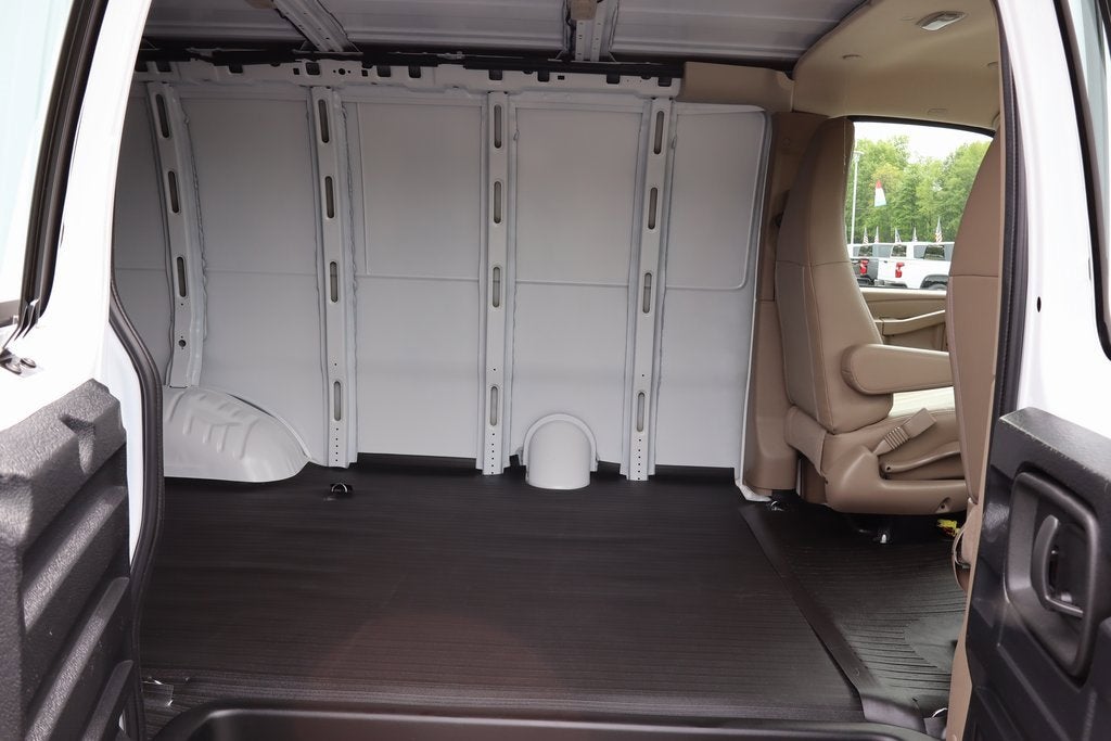 2025 Chevrolet Express Cargo 3500 WT