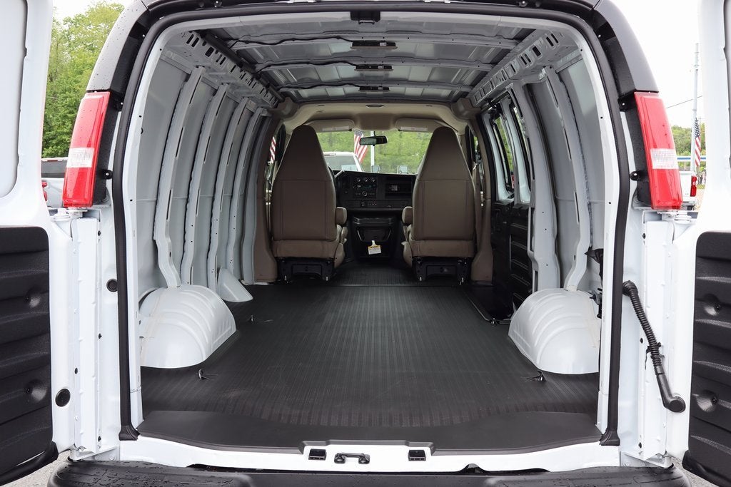 2025 Chevrolet Express Cargo 3500 WT