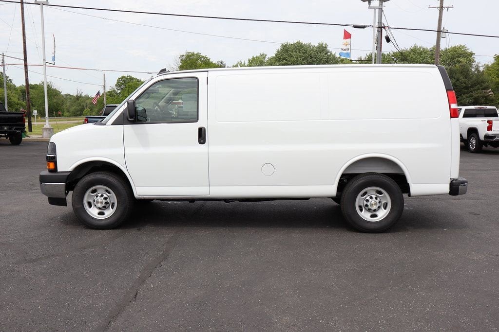 2025 Chevrolet Express Cargo WT