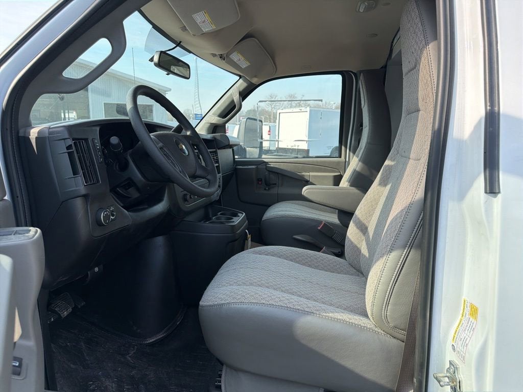 2025 Chevrolet Express Cutaway 3500 1WT