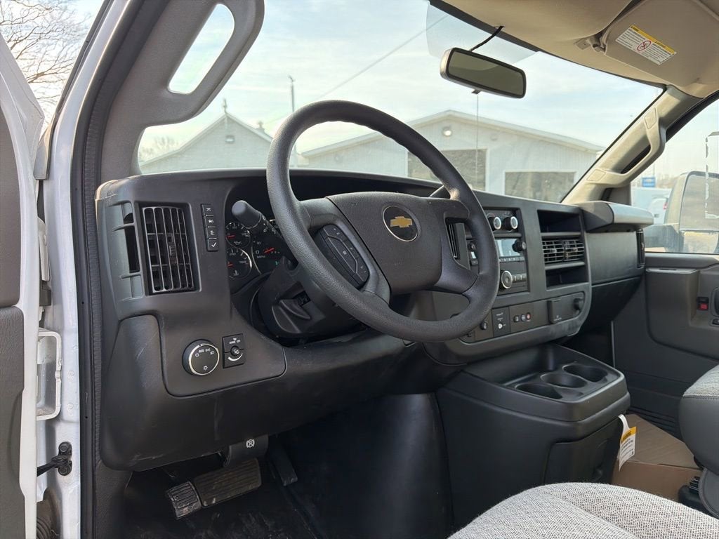 2025 Chevrolet Express Cutaway 3500 1WT
