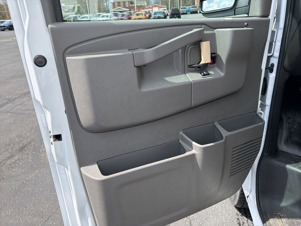 2026 Chevrolet Express Cutaway 3500 1WT