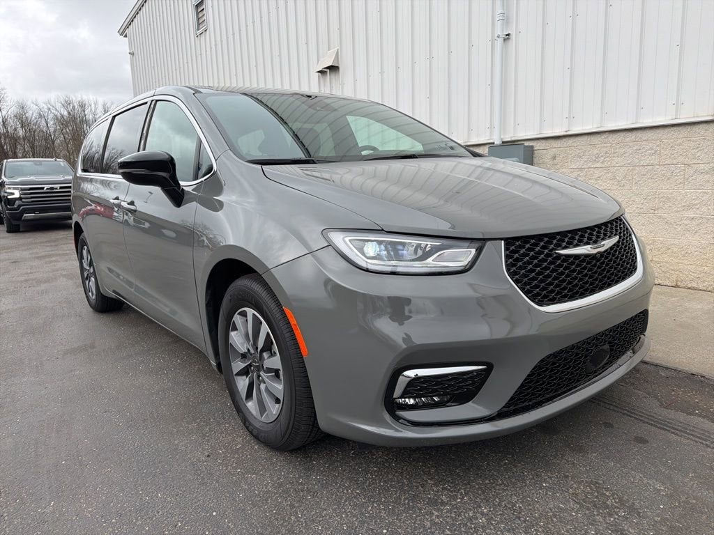 2025 Chrysler Pacifica Hybrid Select