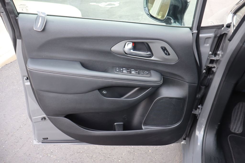 2025 Chrysler Pacifica Hybrid Select