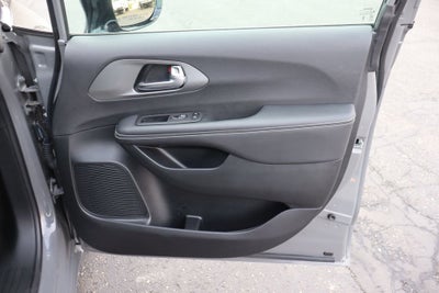 2025 Chrysler Pacifica Hybrid Select