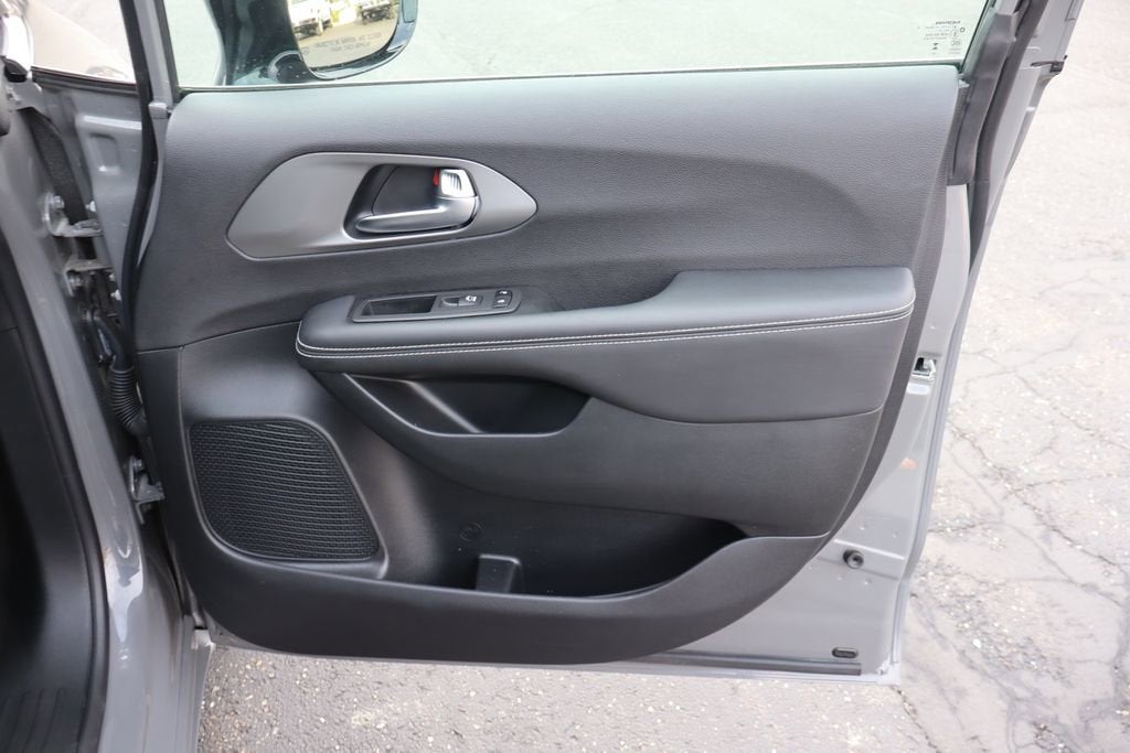 2025 Chrysler Pacifica Hybrid Select