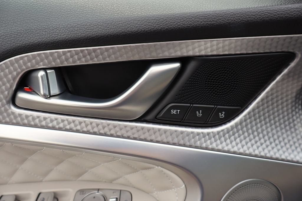 2023 Genesis G70 Base